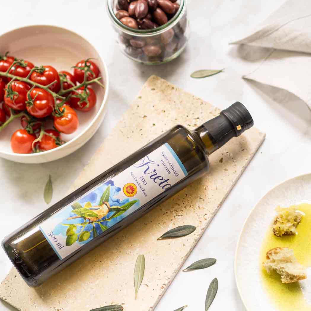 Olivenölflasche, Tomaten, Oliven, Brot, Kreta-Marke, mediterrane Feinkost.