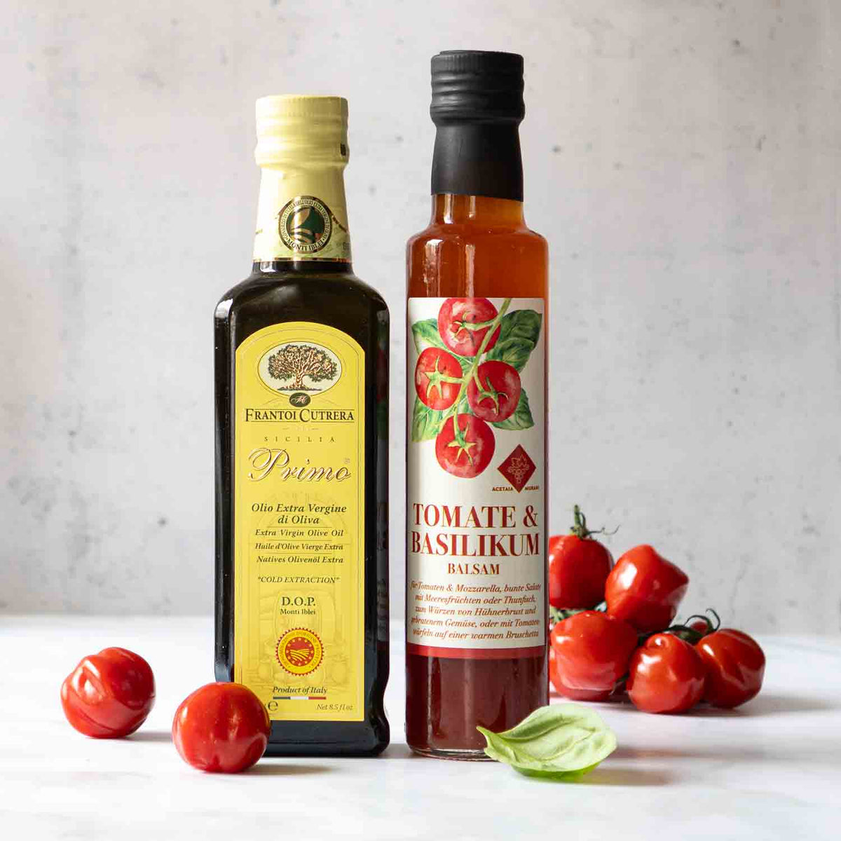 Olivenöl und Tomate-Basilikum-Essig mit frischen Tomaten.