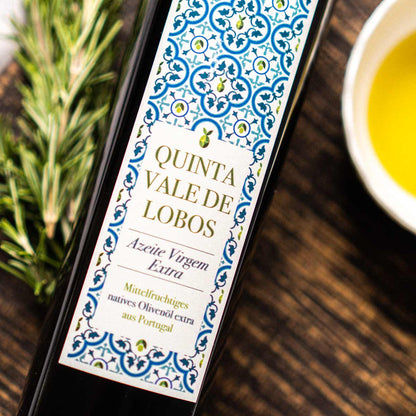 Quinta Vale de Lobos Olivenölflasche mit Etikett und Rosmarin.