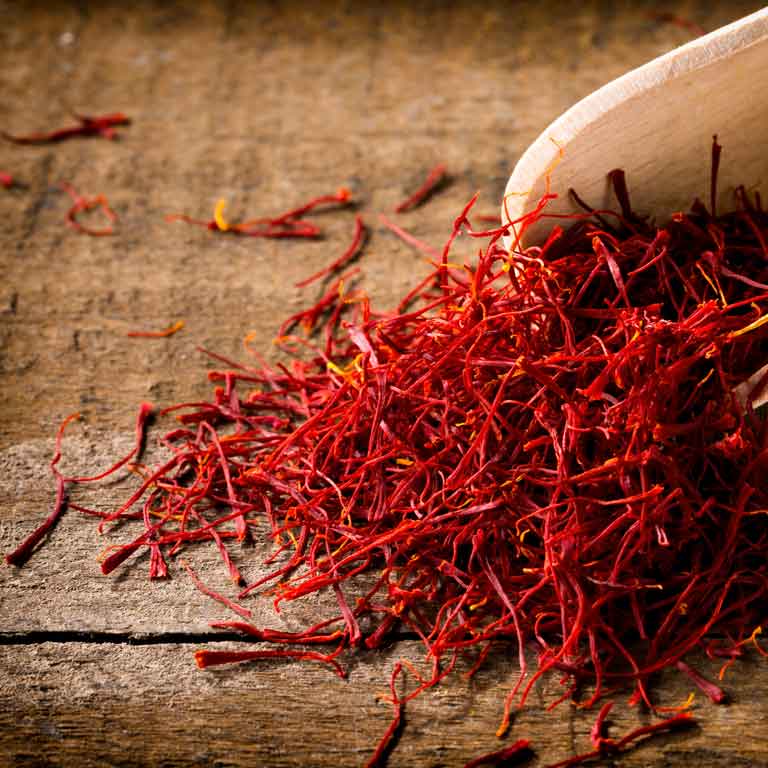 Roter Safran auf Holzlöffel