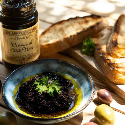 Schwarze Olivencreme, geröstetes Brot, Oliven, La Favorita Feinkost.