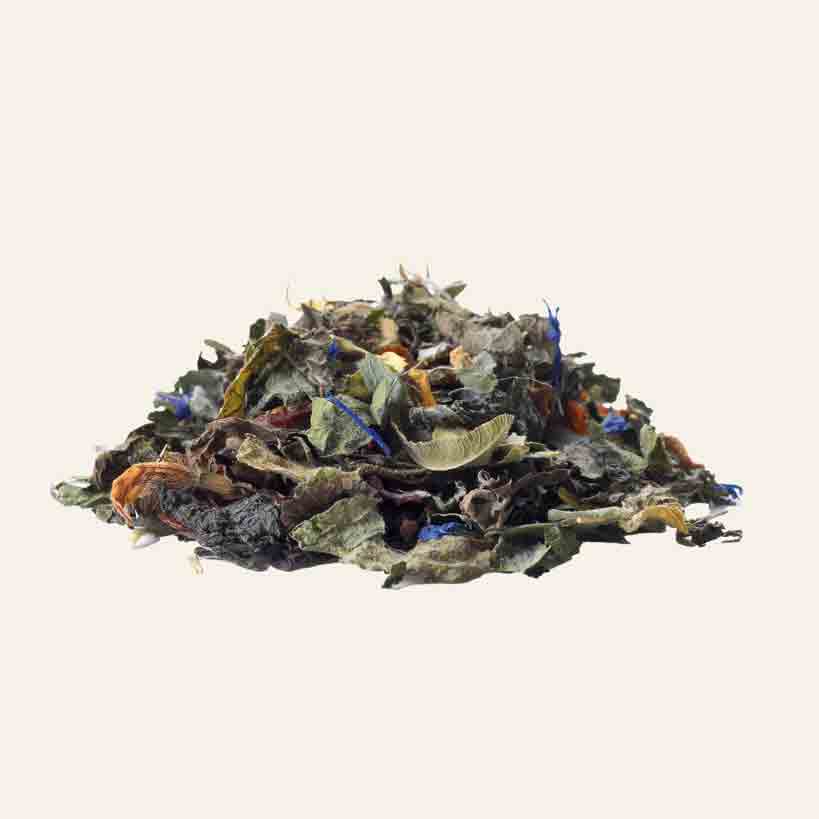 Getrocknete Teeblätter und Blüten.
