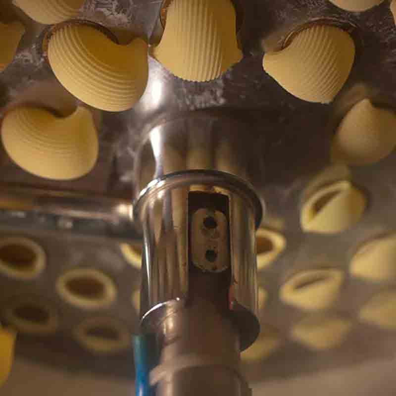 Pasta mit durch Bronzematrizen gepresst und erhalten Form.