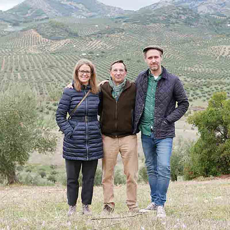 Andrea und Bastian, Inhaber der Essig & Öl Compagnie zu Gast bei dem Lieferanten Soler Romero in den Olivenhainen.