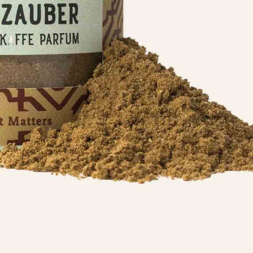 Gewürzpulver neben Gewürzverpackung.