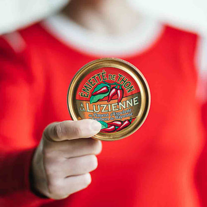 Person hält Luzienne Thunfischdose in der Hand.
