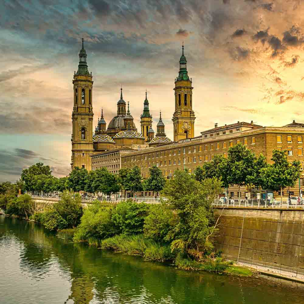 Kathedrale am Fluss bei Sonnenuntergang.